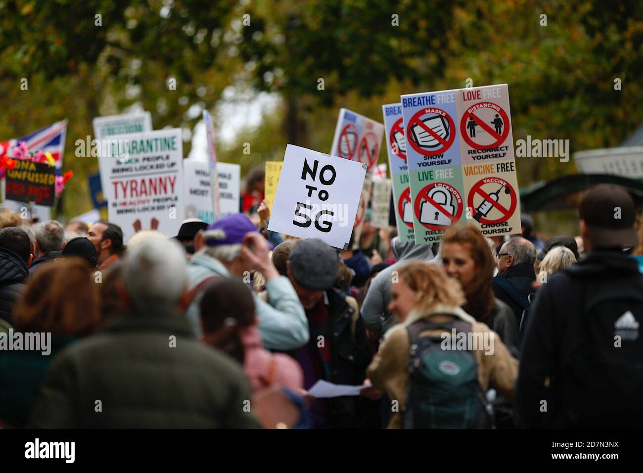 Hyde Park, Londra, Regno Unito. 24 ottobre 2020. Ulteriori azioni da parte di manifestanti anti anti-confinamento che stanno incontrando e protestando a Hyde Park, Londra. Non viene osservato alcun distanziamento sociale e non vengono indossate maschere dagli assistenti. La marcia procede lungo Oxford Street con uno striscione che legge no alla 5G. Credito fotografico: PAL News/Alamy Live News Foto Stock