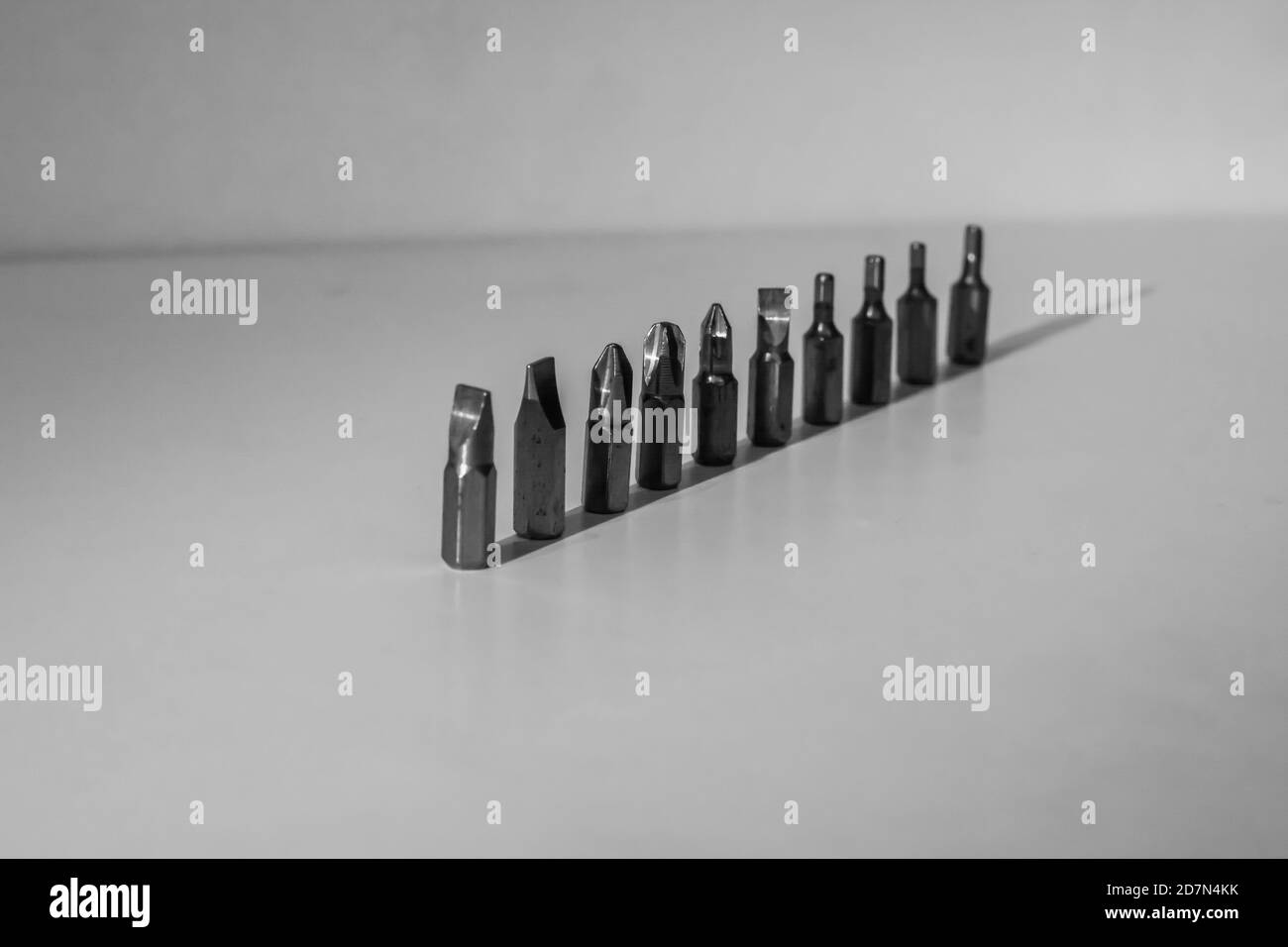 Diversi tipi di punte per viti isolate su fondo bianco. Foto Stock