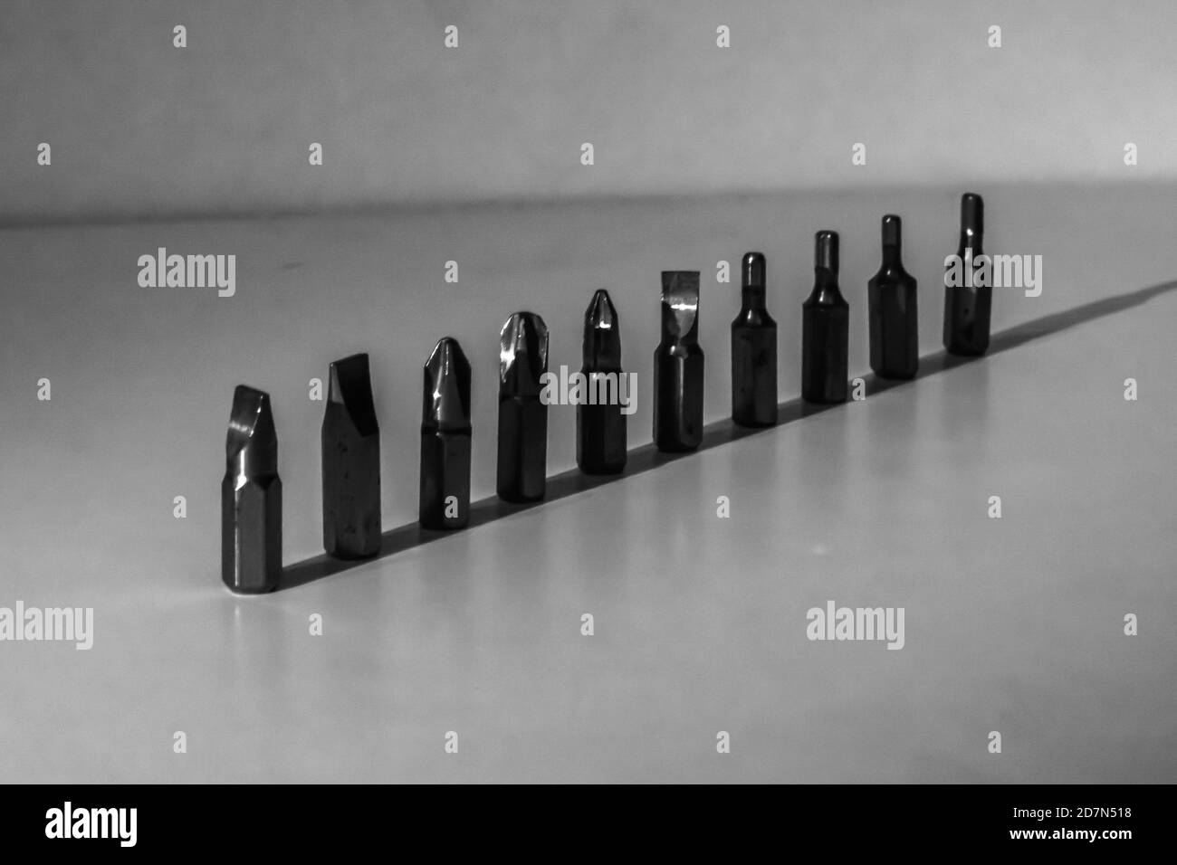 Diversi tipi di punte per viti isolate su fondo bianco. Foto Stock