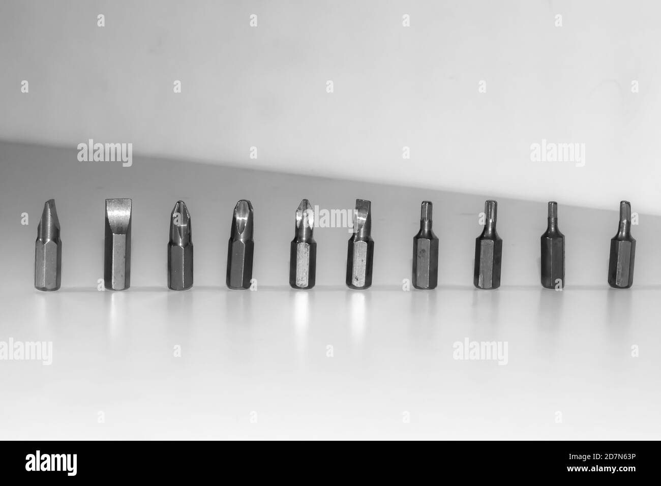 Diversi tipi di punte per viti isolate su fondo bianco. Foto Stock