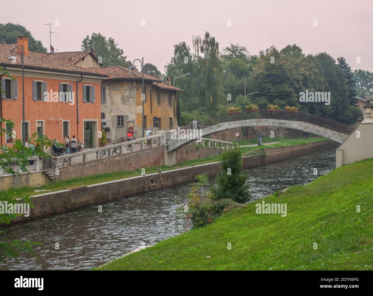 ponte e vecchie case coloniche sul Naviglio Grande nel Campagna lombarda nei pressi di Milano Foto Stock