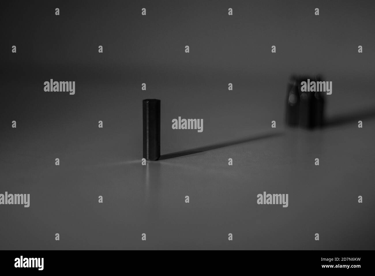 Diversi tipi di punte per viti isolate su fondo bianco. Foto Stock