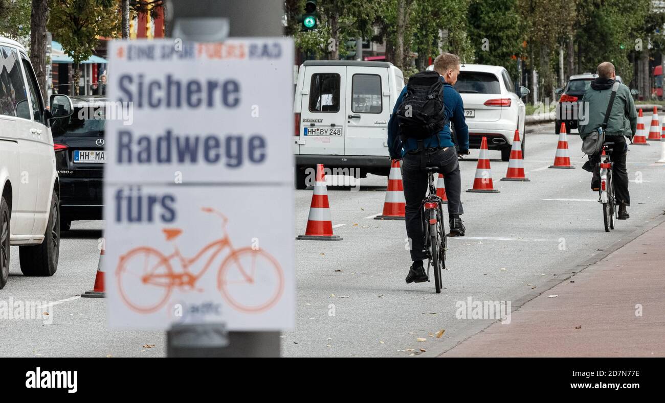 Amburgo, Germania. 24 Ott 2020. Durante una campagna di pop-up ciclabile dei ciclisti Allgemeiner Deutscher Fahrrad-Club (ADFC), i ciclisti si imbarcarono su una corsia del Reeperbahn riservata loro per un periodo di tempo limitato. Credit: Markus Scholz/dpa/Alamy Live News Foto Stock