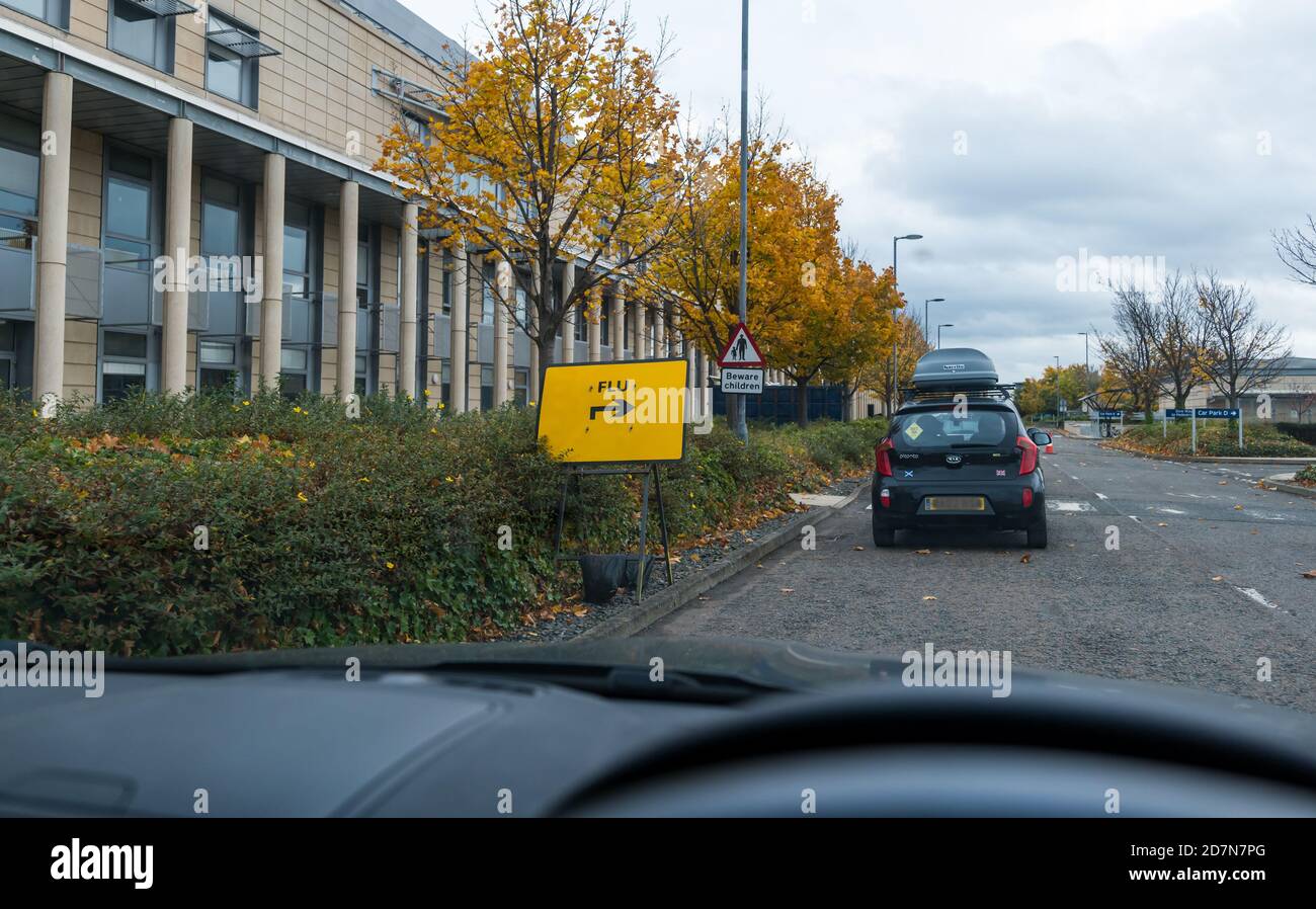 Leith, Edimburgo, Scozia, Regno Unito, 24 ottobre 2020. Primo vaccino contro l'influenza: Il primo giorno di tre fine settimana per vaccinazioni contro l'influenza drive-in per persone di età superiore a 65 anni e con persone con condizioni di salute si svolgono presso l'edificio del governo scozzese Victoria Quay in condizioni di tempo molto umido. Le persone sono chieste di frequentare in slot orarie secondo la prima lettera del loro cognome. Nella foto: Il modo in cui si vede dall'interno di un'auto Foto Stock