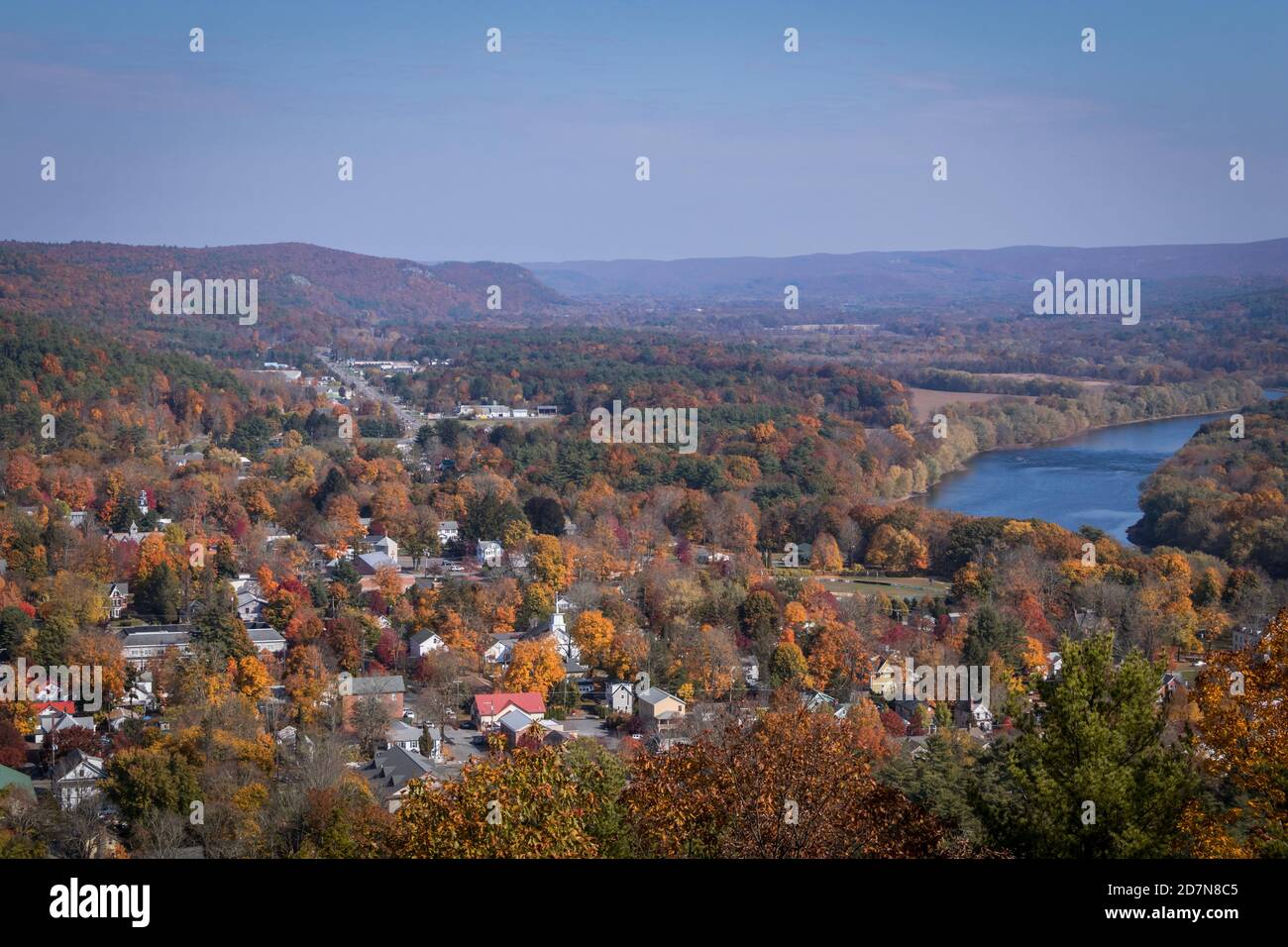 Milford, Pennsylvania, e il fiume Delaware da una vista panoramica in una soleggiata giornata autunnale Foto Stock