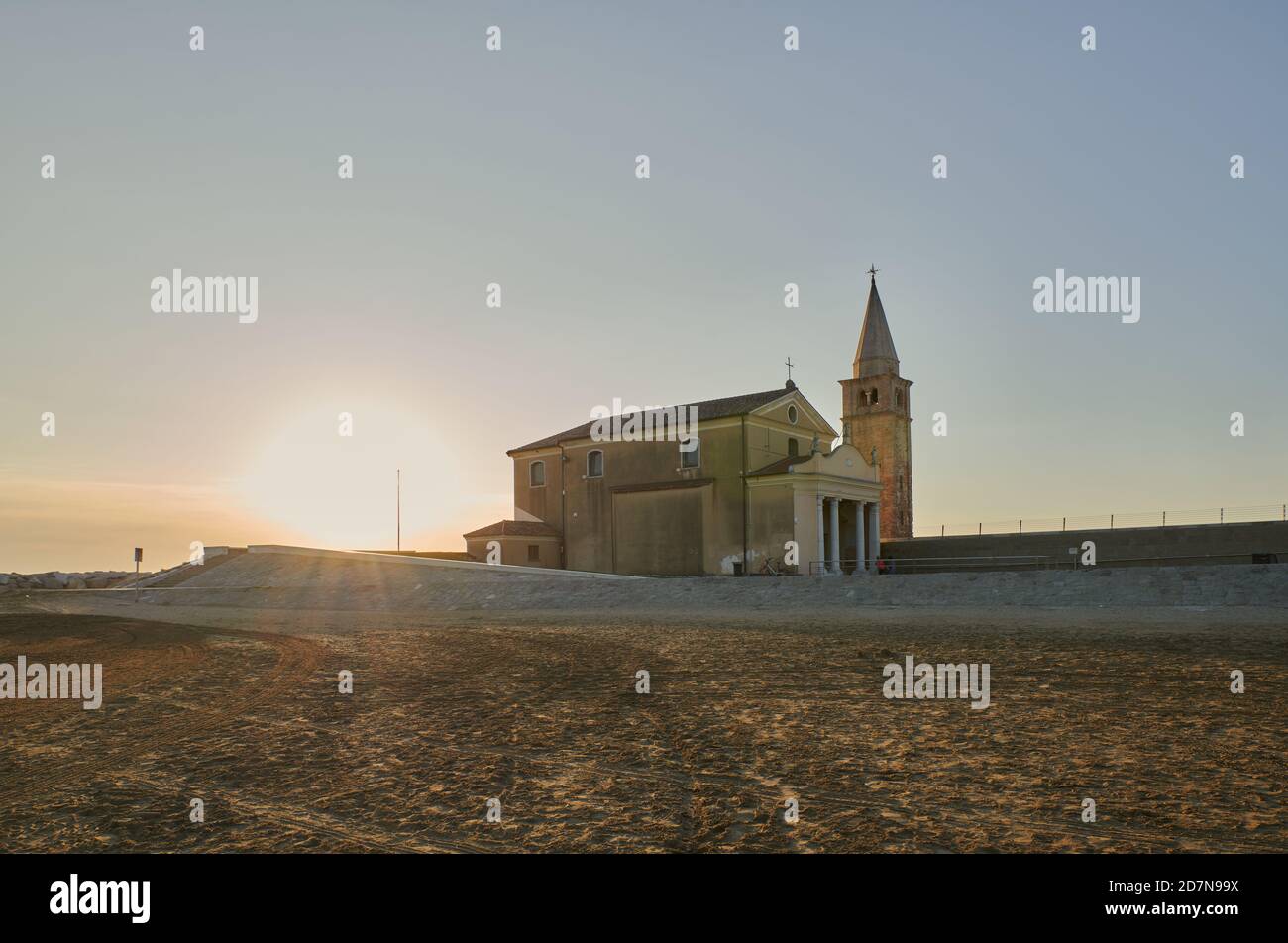 Caorle, Venezia, Italia, 19 2020 settembre: La chiesa della Madonna dell'Angelo a Caorle, vista dalla spiaggia orientale all'alba in tarda estate Foto Stock