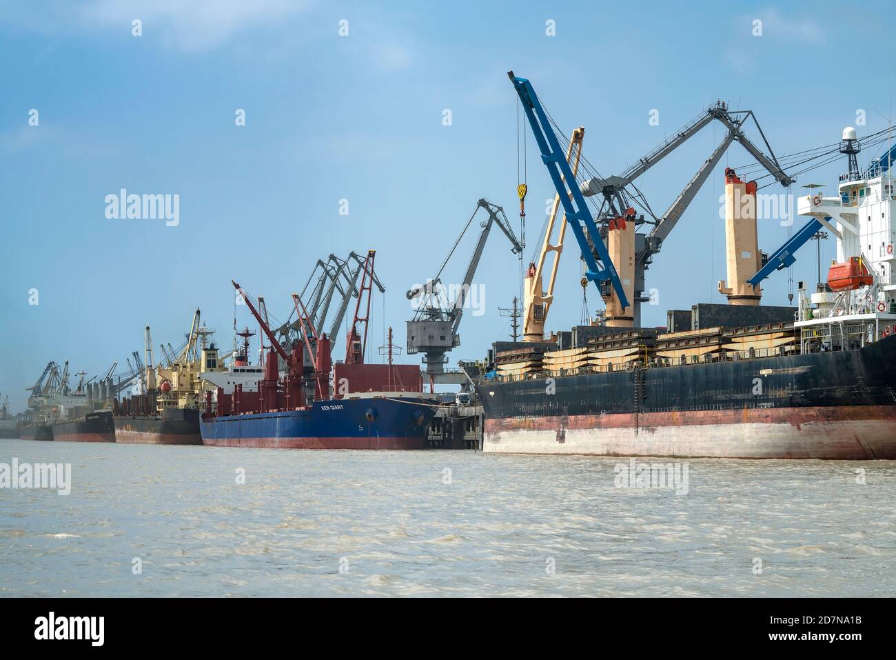 Kandla,20 agosto,2019 : navi straniere attraccate per il carico e lo scarico di carichi per l'esportazione e l'importazione a Deendayal Port Trust, Kandla, Kutch Gujarat, Foto Stock