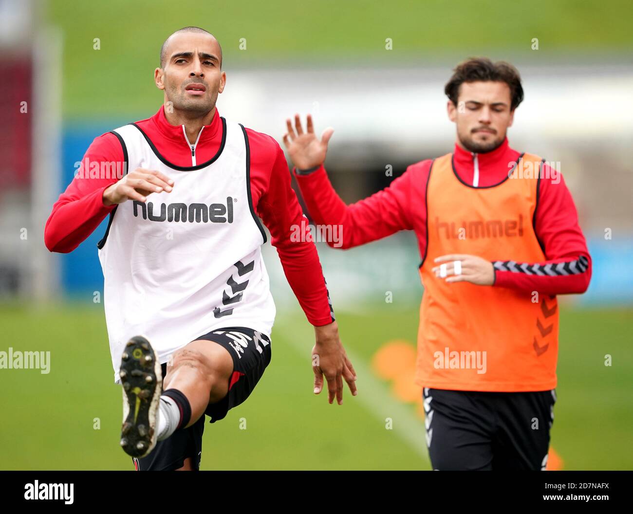 Darren Pratley di Charlton Athletic (a sinistra) si sta riscaldando prima della partita Sky Bet League One al PTS Academy Stadium di Northampton. Foto Stock