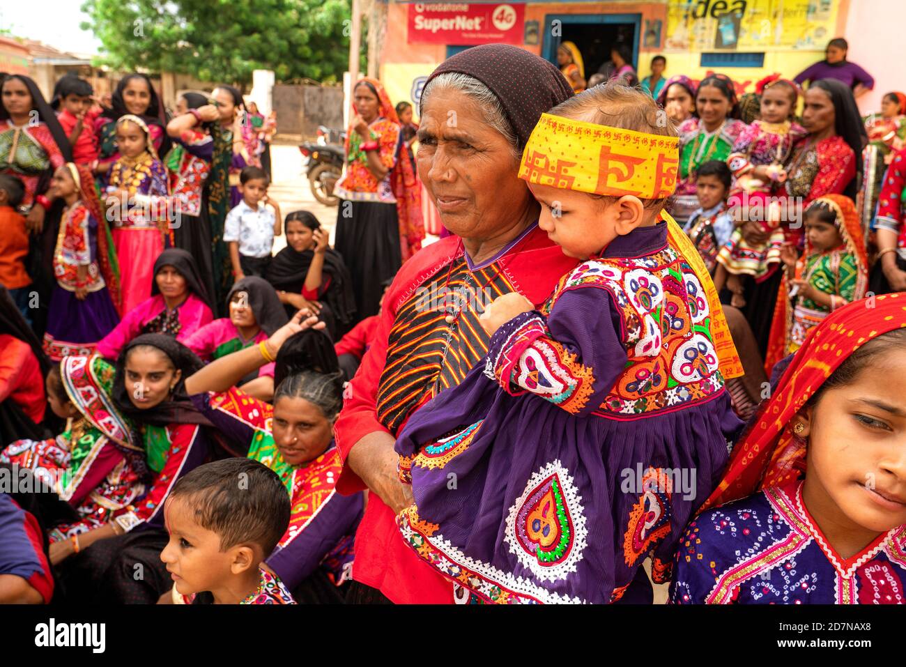 Ratnal,24,Agosto ,2019,: Primo piano di donna locale con grande bambino che partecipa in costume colorato tradizionale il giorno del Festival di Jammashtami, Foto Stock