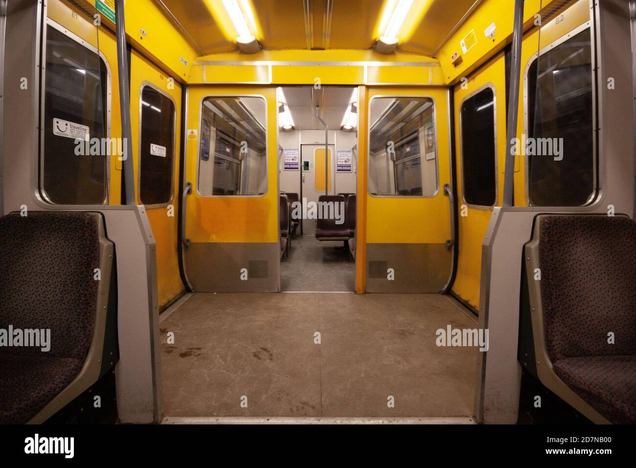 Interno della British Rail Classe 314 carrozza ferroviaria non ristrutturata e prima della riverniciatura con la livrea di stendimento. Febbraio 2010 Foto Stock