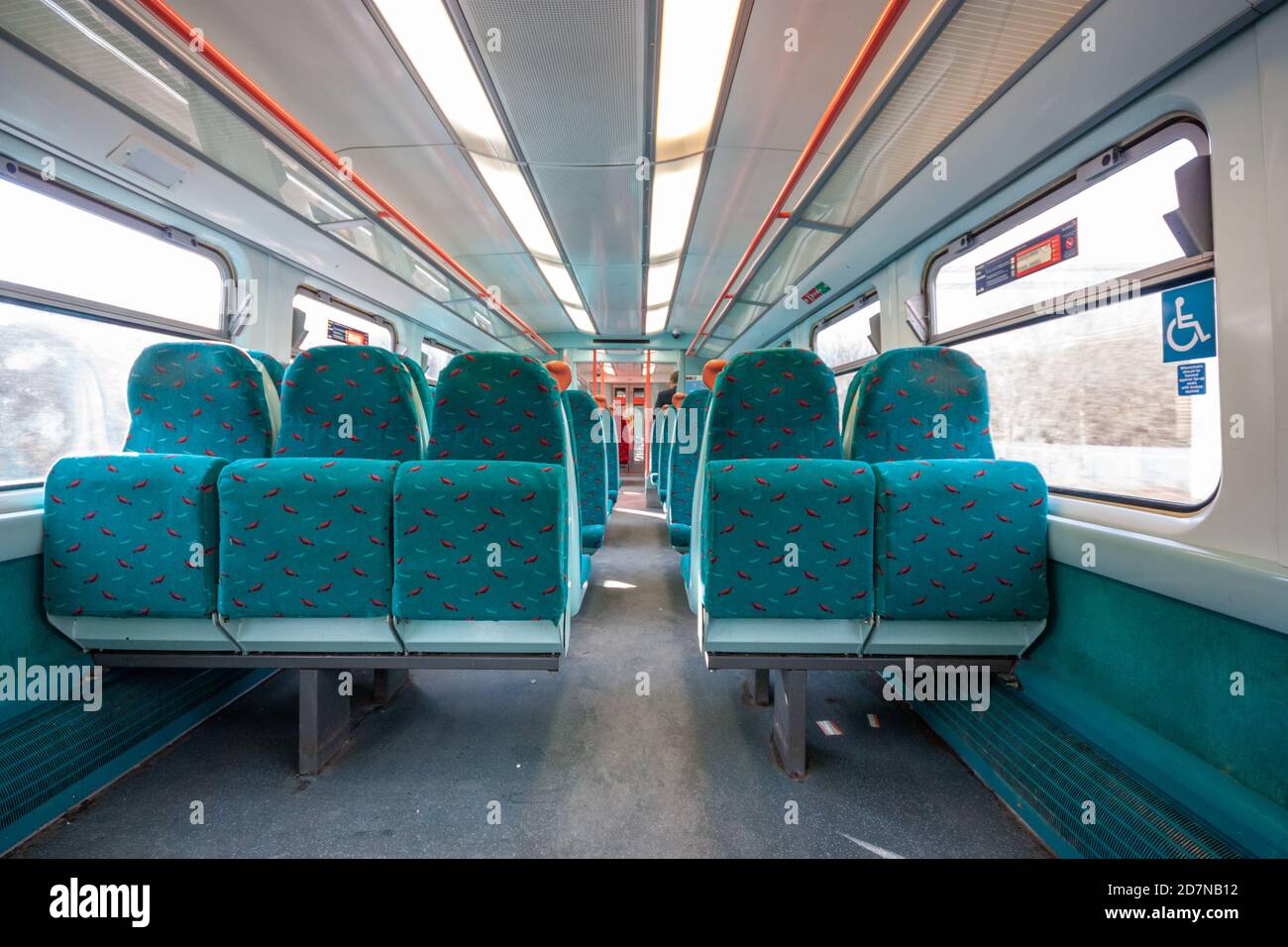 Interno della ferrovia britannica classe 334 treno Juniper nel 2010 con 2+3 posti a sedere in schema colore verde con posti a sedere rossi più in alto. Scozia Regno Unito Foto Stock