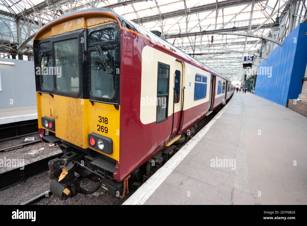 British Rail Class 318 EMU treno alla Glasgow Central Platform 15, aprile 2010 a Crimson Lake and Cream Livery o 'sangue e crema' Foto Stock