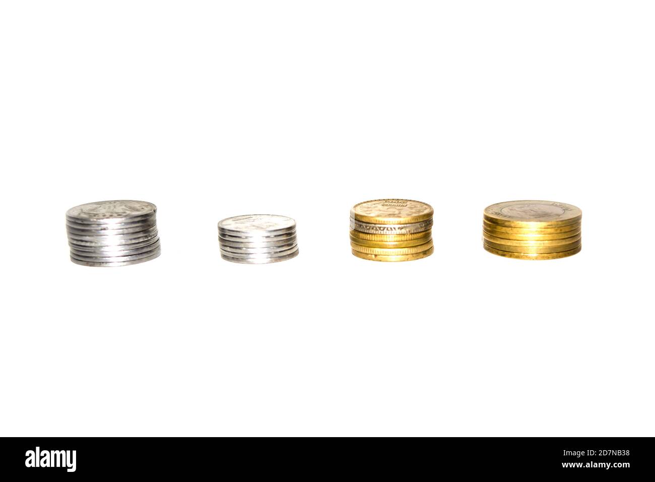 Collezione di monete indiane circolanti su fondo bianco isolato. Foto Stock