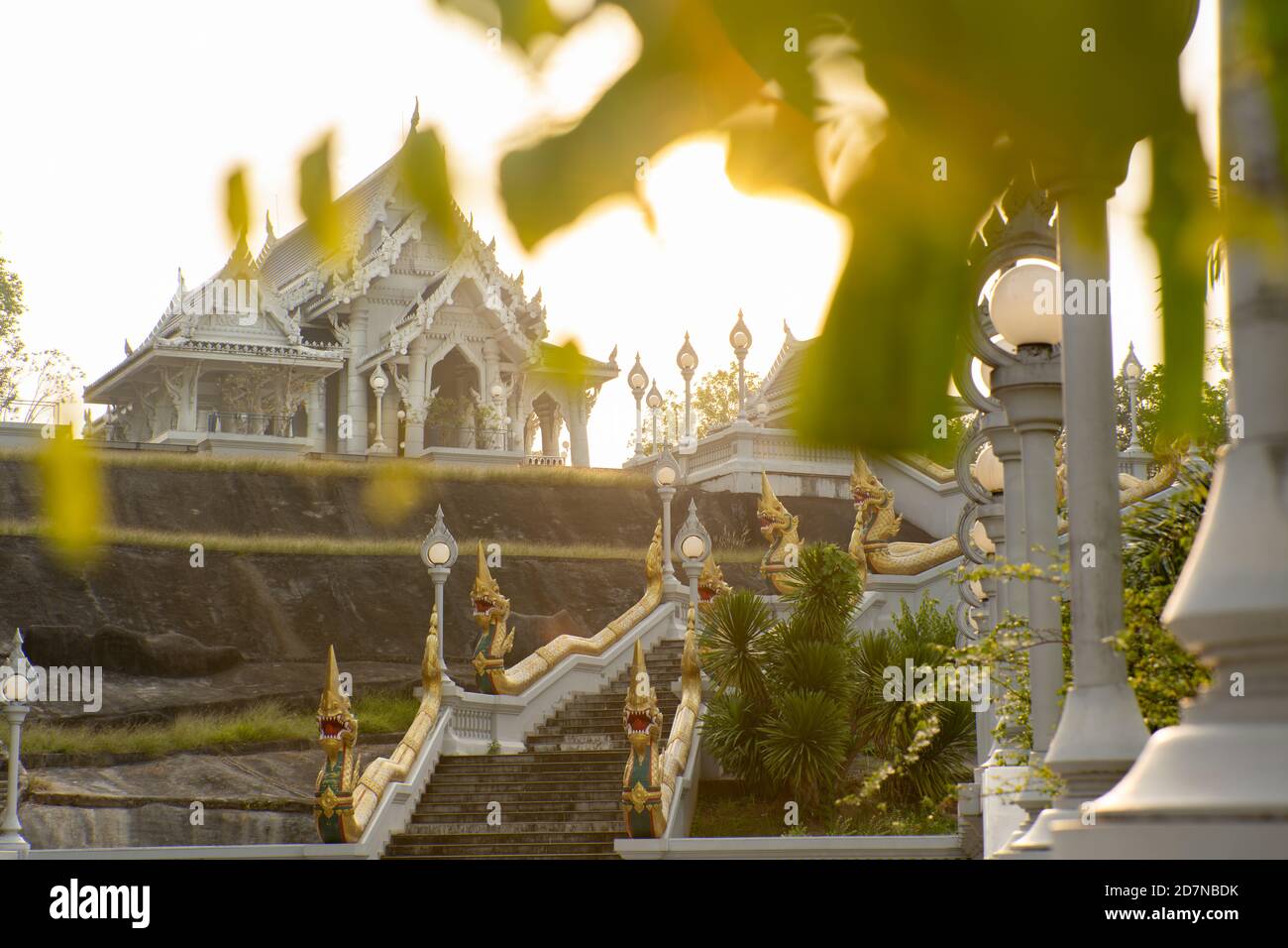 Vista mozzafiato sul Wat Kaew Ko Wararam o semplicemente sul Wat Kaew durante un bellissimo tramonto. Wat Kaew Korawaram è un tempio buddista nella città di Krabi. Foto Stock