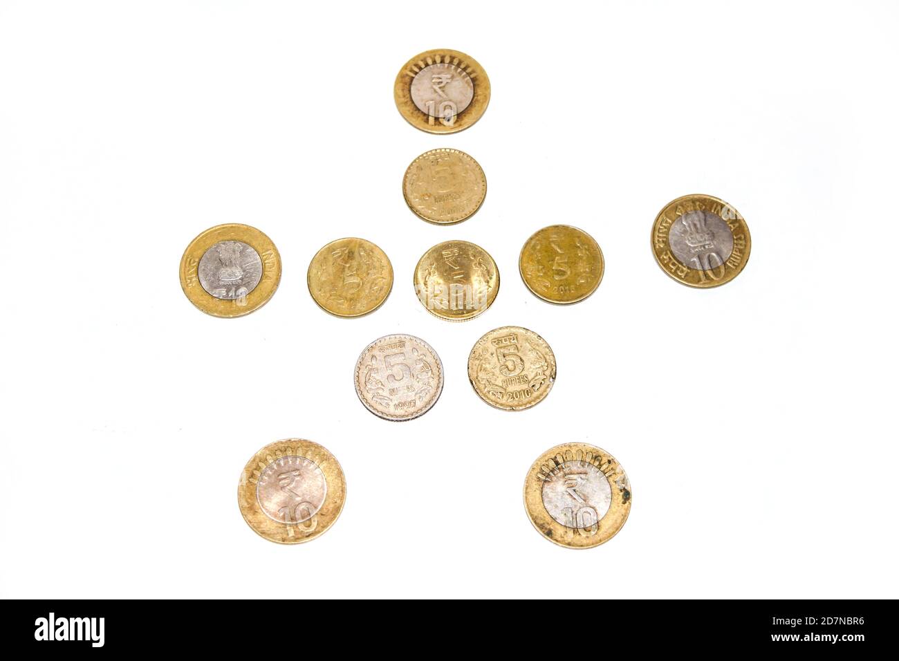 Collezione di monete indiane circolanti su fondo bianco isolato. Foto Stock