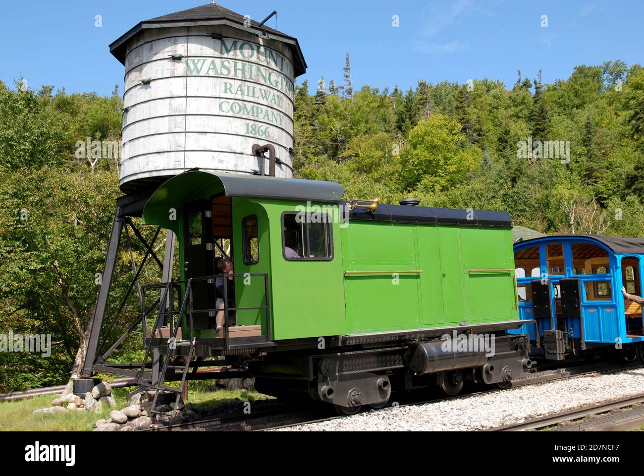 Mount Washington Cog Railway, New Hampshire - Settembre 2008: Un motore ecologico 'bio-diesel' e una carrozza passeggeri Foto Stock