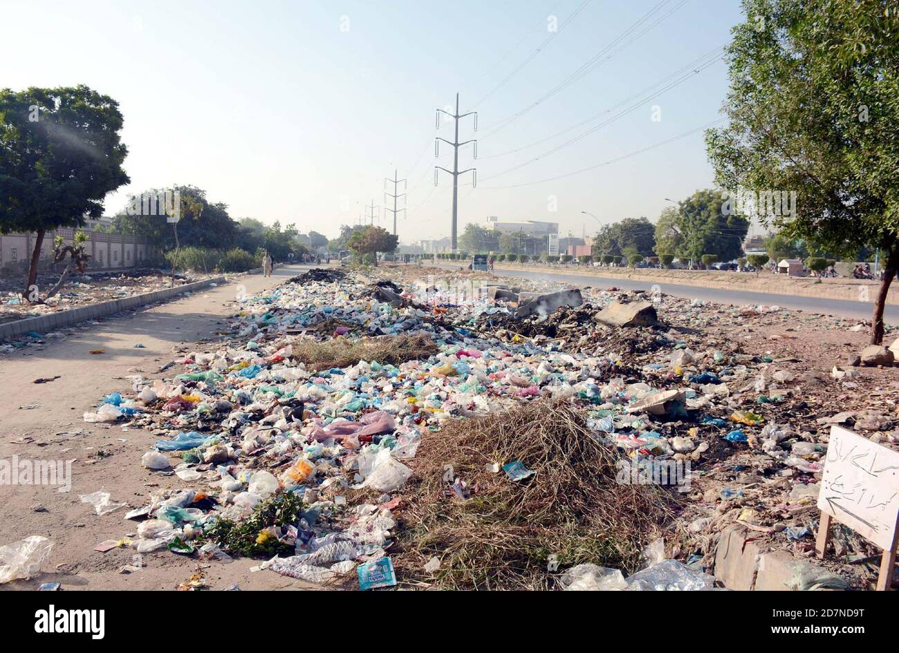 Vista di un enorme mucchio di rifiuti che creano un'atmosfera non igienica che sta creando problemi per pendolari e residenti, mostrando la negligenza del reparto interessato, vicino al palazzo del Quaid-e-Azam College situato nella zona di Korangi a Karachi sabato 24 ottobre 2020. Foto Stock