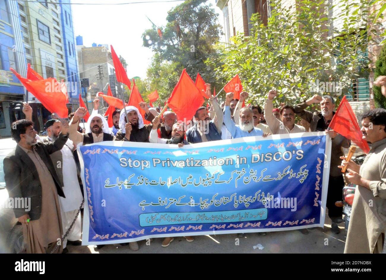 I lavoratori di tutto il Pakistan WAPDA Hydro Electric Workers Union stanno organizzando una manifestazione di protesta contro la proposta di privatizzazione delle società di potere, presso il club stampa di Quetta sabato 24 ottobre 2020. Foto Stock