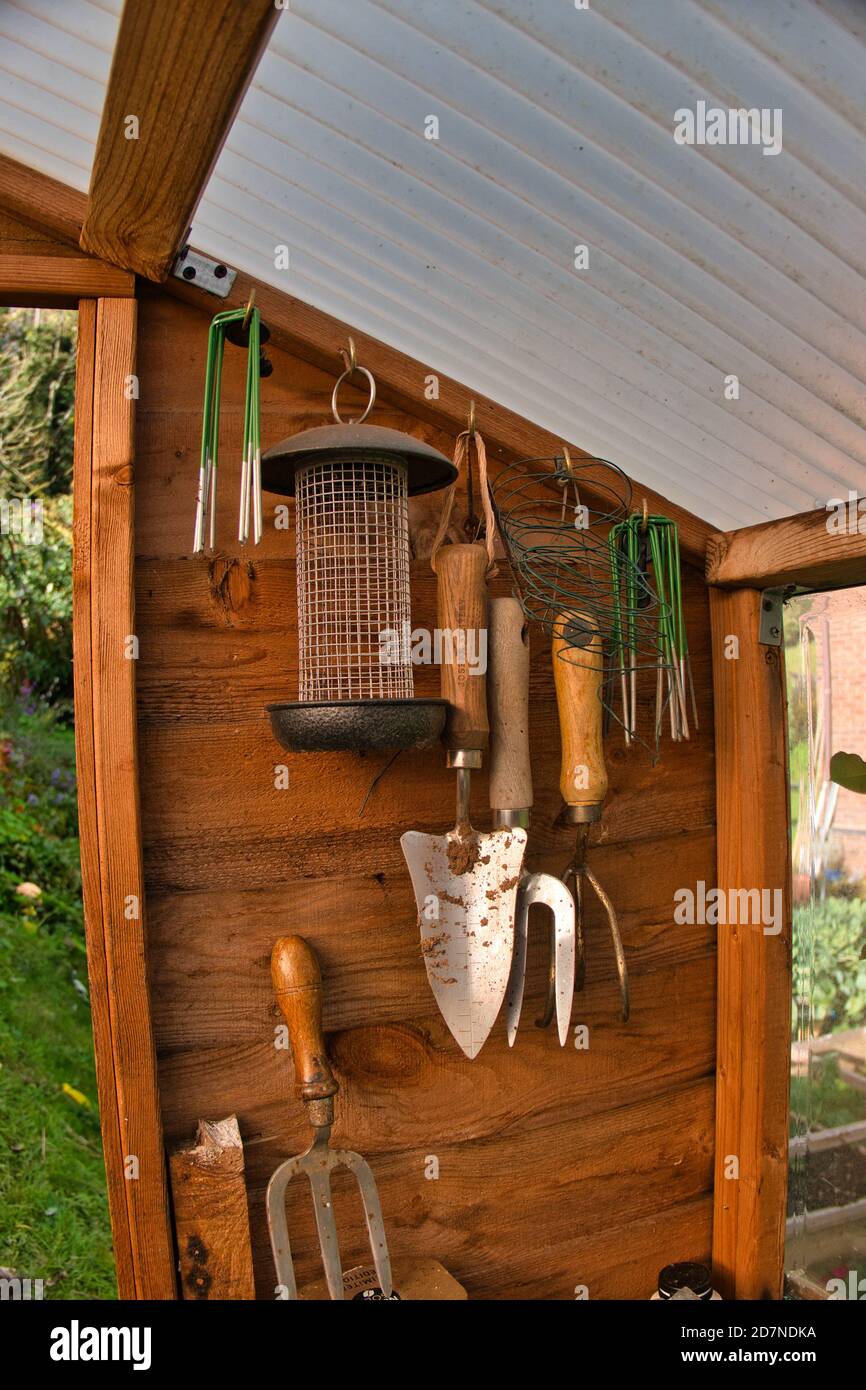Garden Shed che mostra gli strumenti Foto Stock