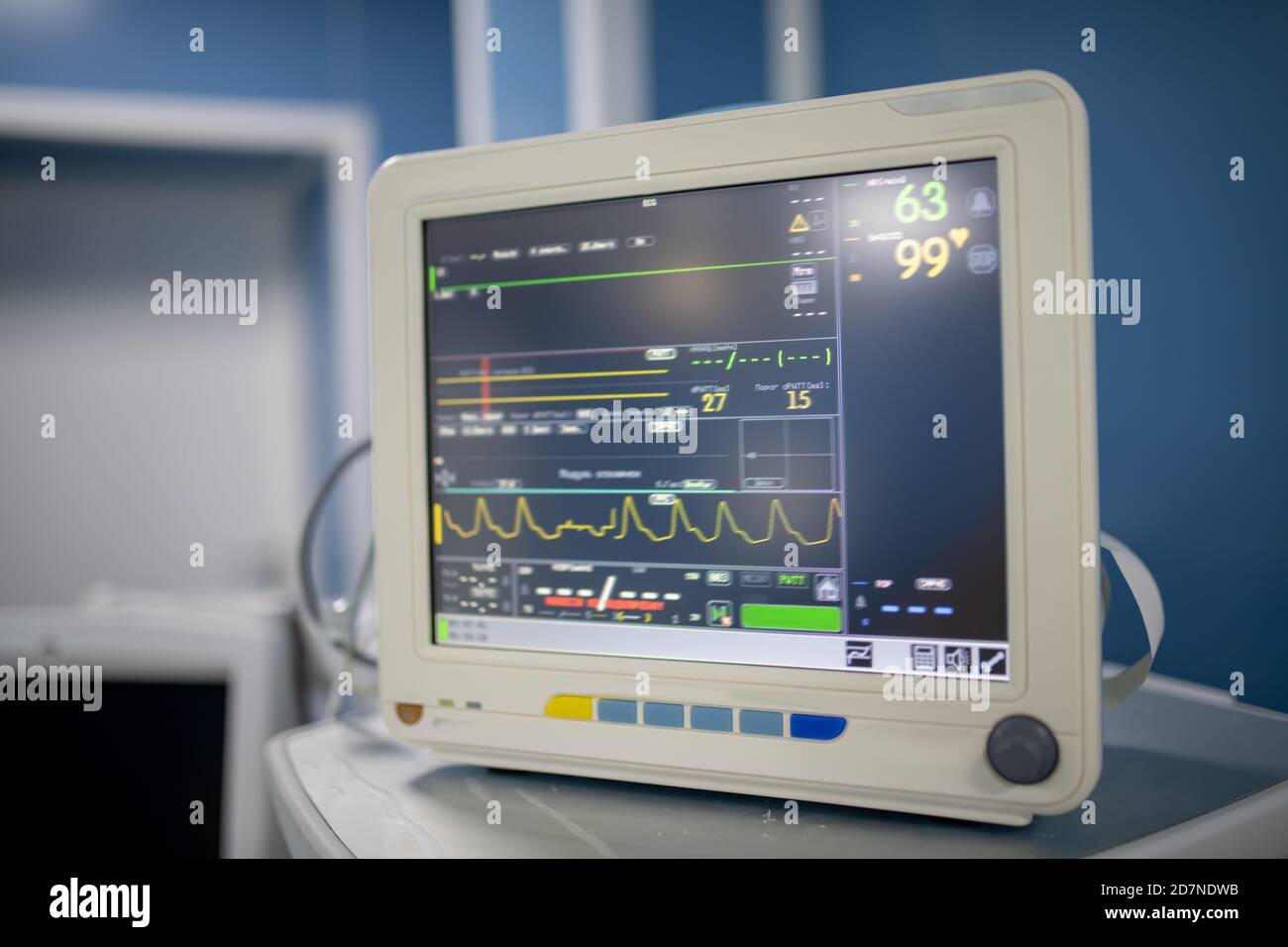 Visualizzazione di apparecchiature mediche elettroniche che mostrano i dati del paziente durante funzionamento Foto Stock