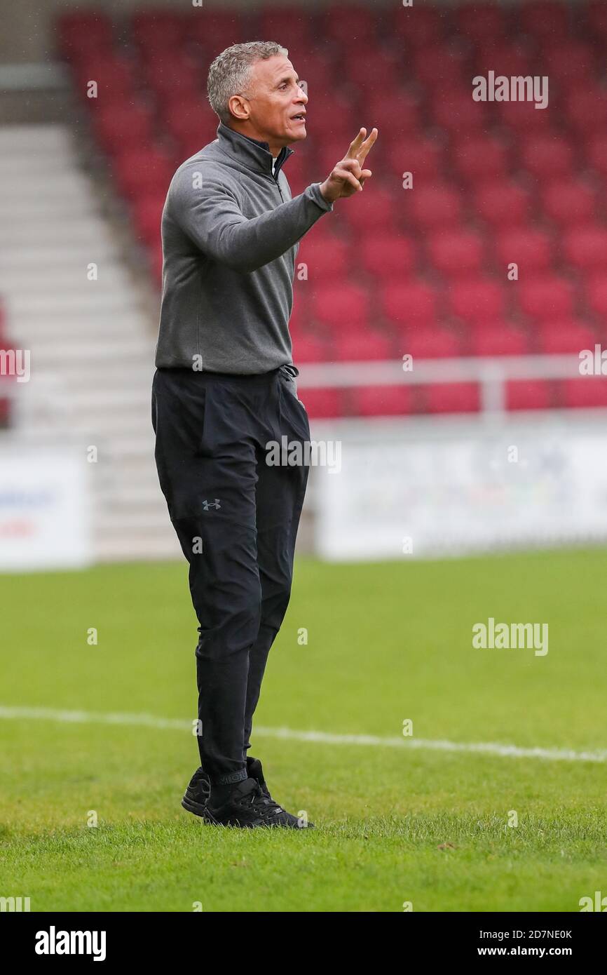 NORTHAMPTON, INGHILTERRA. 24 OTTOBRE. Keith Curle, direttore di Northampton Town, durante la prima metà della partita Sky Bet League One tra Northampton Town e Charlton Athletic al PTS Academy Stadium di Northampton sabato 24 ottobre 2020. (Credit: John Cripps | MI News) Credit: MI News & Sport /Alamy Live News Foto Stock