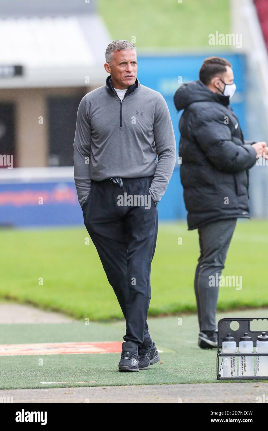 NORTHAMPTON, INGHILTERRA. 24 OTTOBRE. Keith Curle, direttore di Northampton Town, durante la prima metà della partita Sky Bet League One tra Northampton Town e Charlton Athletic al PTS Academy Stadium di Northampton sabato 24 ottobre 2020. (Credit: John Cripps | MI News) Credit: MI News & Sport /Alamy Live News Foto Stock