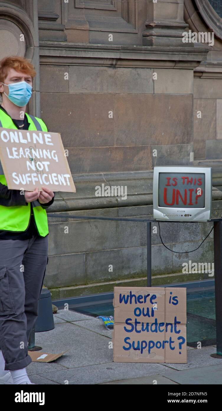 Bristo Square, Edimburgo, Scozia, Regno Unito. 24 ottobre 2020. L'Università di Edimburgo Covid protesta per le tasse. Un piccolo numero di studenti si presentano fuori dalla McEwan Hall. Entro la prima mezz'ora dall'inizio delle 14:00, poco più di 20 studenti si sono riuniti pacificamente. Era stato stimato da Django Evans, uno degli organizzatori che ci si aspetterebbe che ben 300 studenti si uniscano alla protesta di oggi contro la mancanza di cura dell'università per il benessere degli studenti a causa della pandemia di Covid-19, tuttavia, in realtà ci sembrava essere Little Credit: Arch White/Alamy Live News. Foto Stock