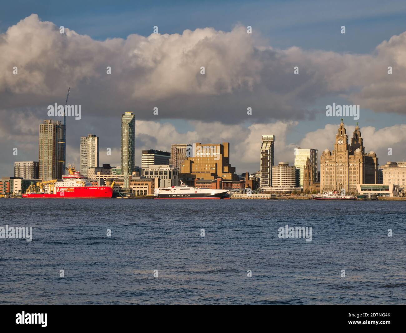 Il RRS Sir David Attenborough ormeggiata presso lo storico lungomare di Liverpool, patrimonio dell'umanità dell'UNESCO, poco dopo il lancio. L'isola di Man e Mersey Ferries appea Foto Stock