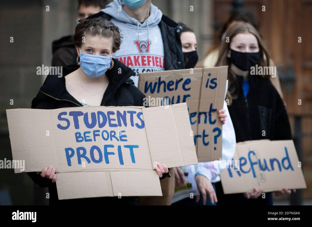 Gli studenti protestano fuori dalla McEwan Hall di Bristo Square, Edimburgo, contro il trattamento degli studenti da parte dell'Università di Edimburgo durante il blocco e contro la falsa promessa di "apprendimento ibrido" fatta sia ai nuovi studenti che ai nuovi studenti. Foto Stock