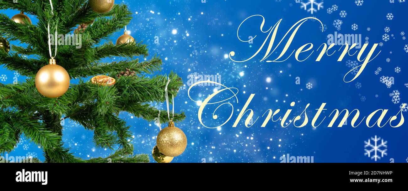 Auguri di Natale su sfondo blu e un Natale decorato albero Foto Stock