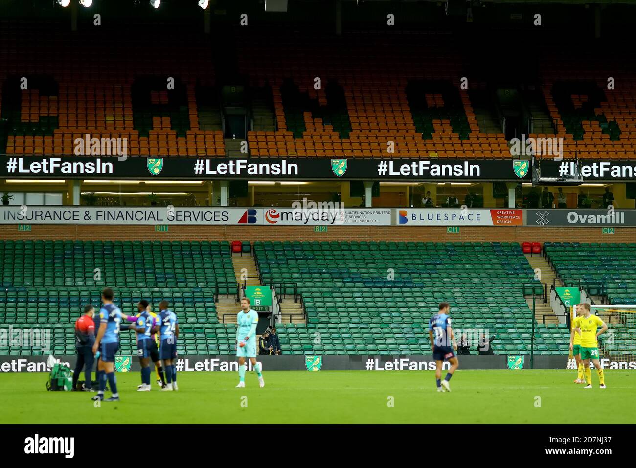 24 ottobre 2020; Carrow Road, Norwich, Norfolk, Inghilterra, Campionato inglese di calcio della Lega di calcio, Norwich contro Wycombe Wanderers; durante una sosta di infortunio LetFansIn è esposto a rotonda Carrow Road Foto Stock