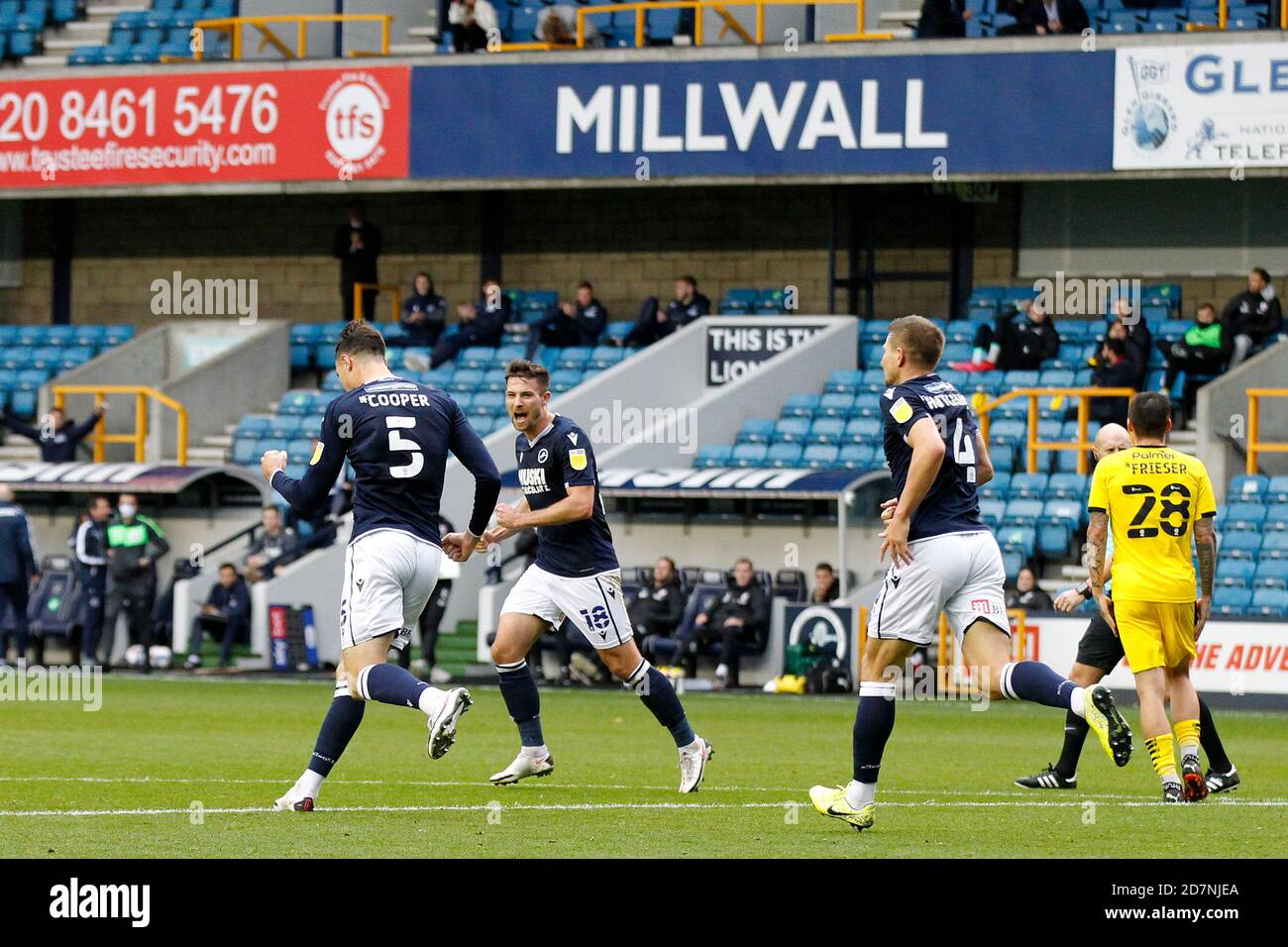 Londra, Regno Unito. 24 Ott 2020. GOAL - Jake Cooper of Millwall segna durante la partita del campionato Sky Bet giocata a porte chiuse a causa delle linee guida del Covid-19 tra Millwall e Barnsley al Den, Londra, Inghilterra, il 24 ottobre 2020. Foto di Carlton Myrie. Credit: Prime Media Images/Alamy Live News Foto Stock