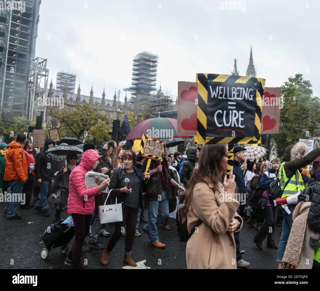 Londra UK 24 ottobre 2020 i manifestanti anti anti lockdown , anti vaccino, anti governo e anti maschere, scesero a migliaia nella piazza del parlamento per radunarsi contro le nuove misure governative per combattere Covid-19 Paul Quezada-Neiman/Alamy Live News Foto Stock