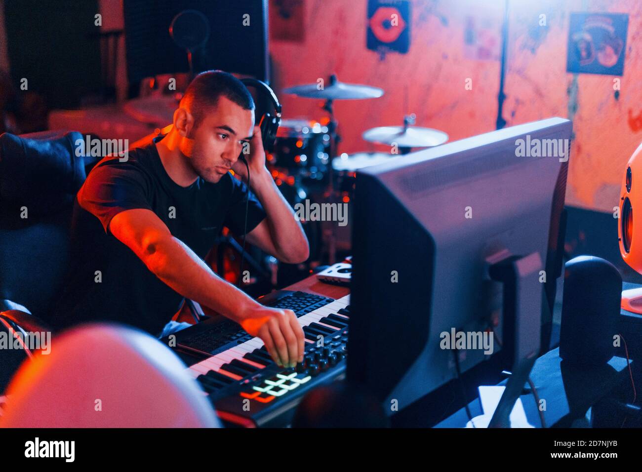Ingegnere del suono che lavora e mixa musica all'interno dello studio Foto Stock