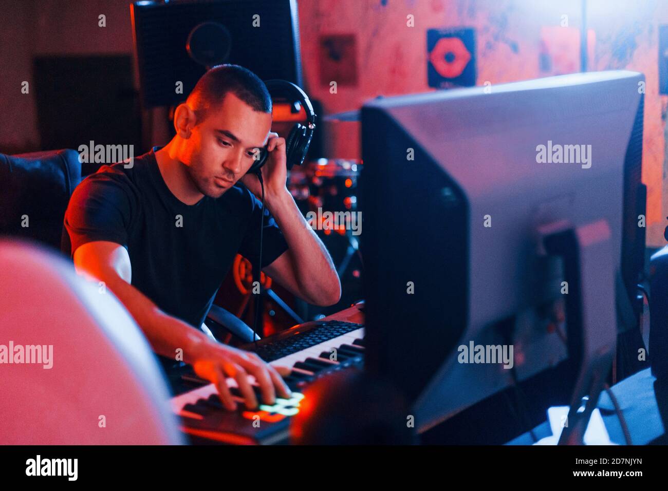 Ingegnere del suono che lavora e mixa musica all'interno dello studio Foto Stock