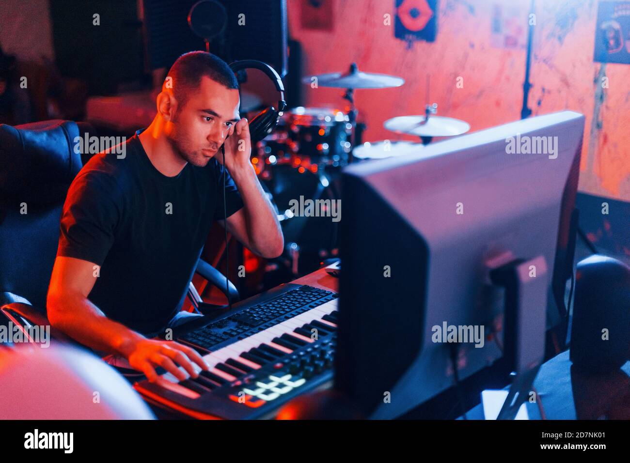 Ingegnere del suono che lavora e mixa musica all'interno dello studio Foto Stock