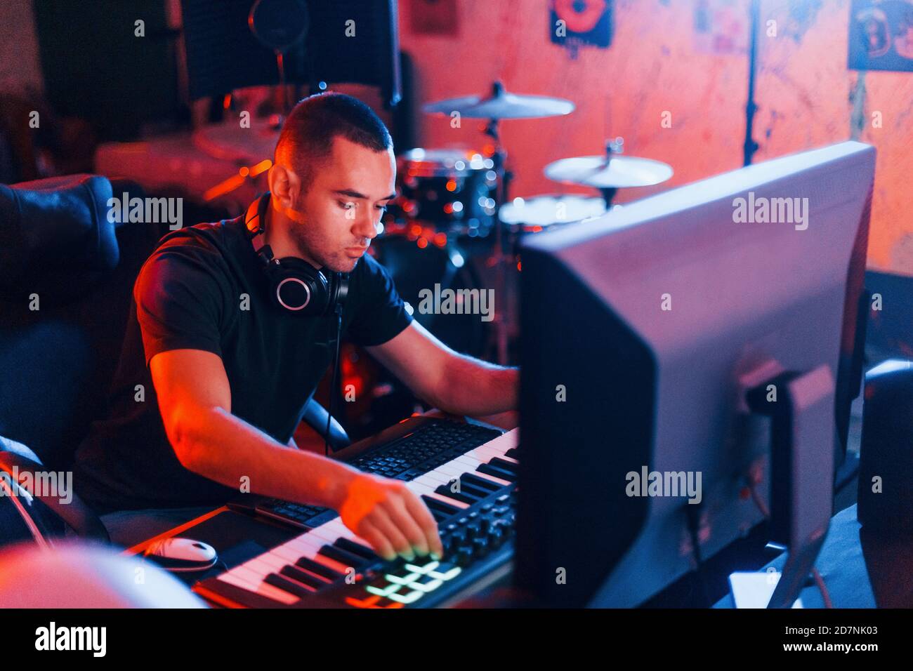 Ingegnere del suono che lavora e mixa musica all'interno dello studio Foto Stock