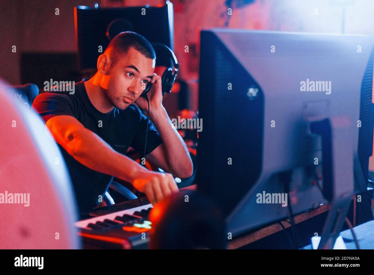 Ingegnere del suono che lavora e mixa musica all'interno dello studio Foto Stock