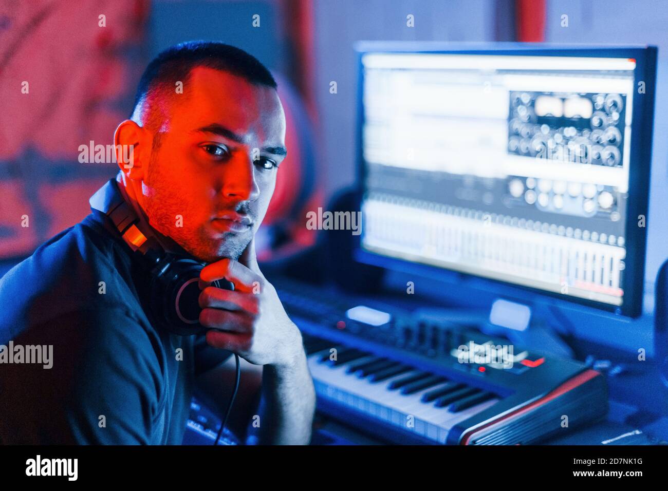 Il ragazzo ha un lavoro con il progetto e la musica mescolando all'interno in studio Foto Stock