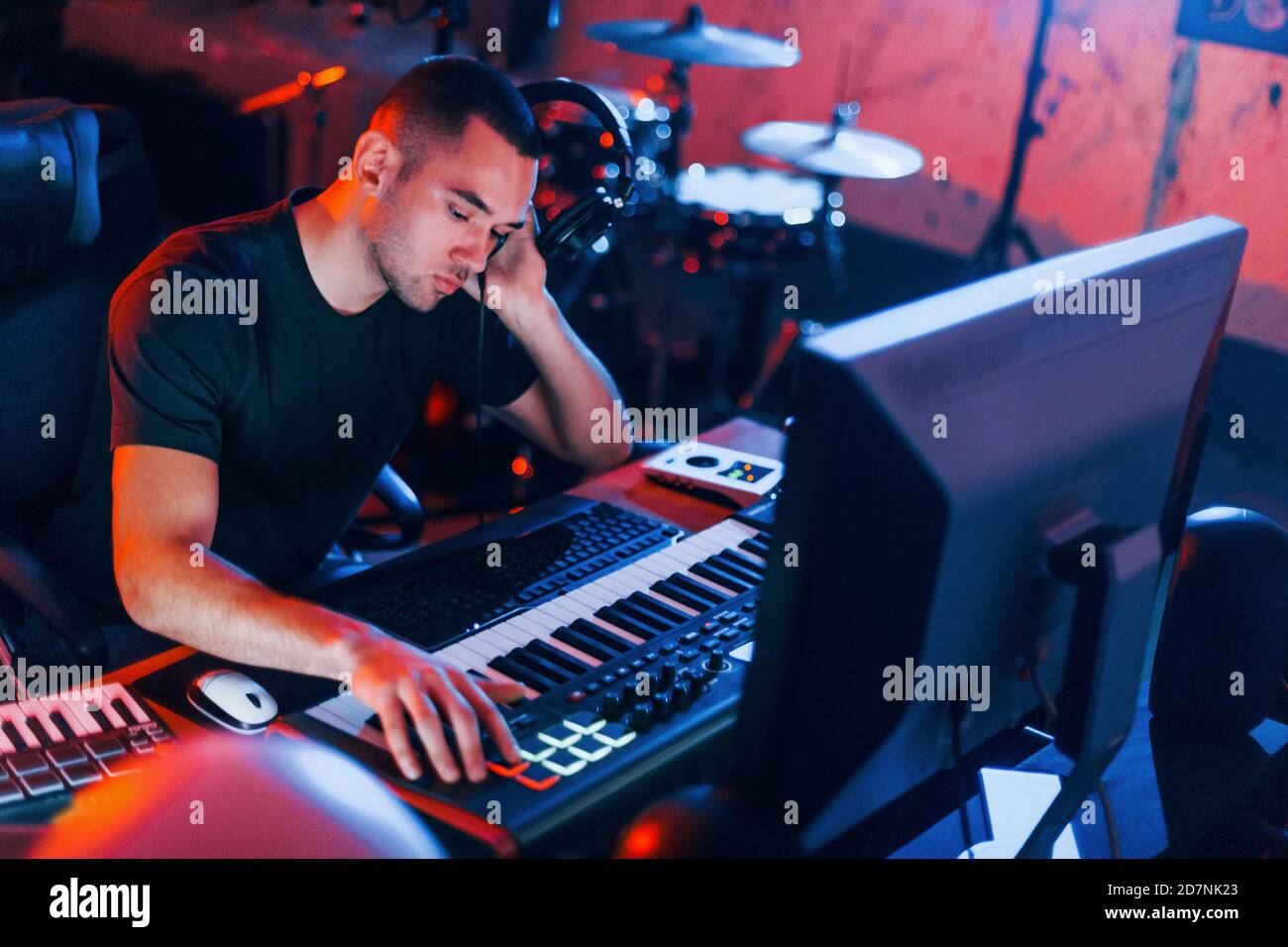 Ingegnere del suono che lavora e mixa musica all'interno dello studio Foto Stock