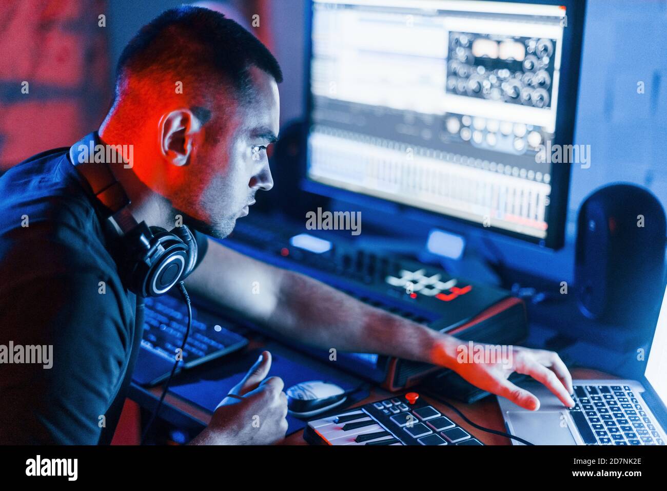 Il ragazzo ha un lavoro con il progetto e la musica mescolando all'interno in studio Foto Stock