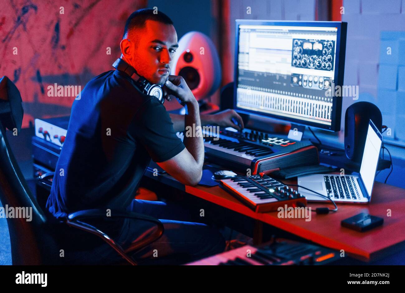 Il ragazzo ha un lavoro con il progetto e la musica mescolando all'interno in studio Foto Stock