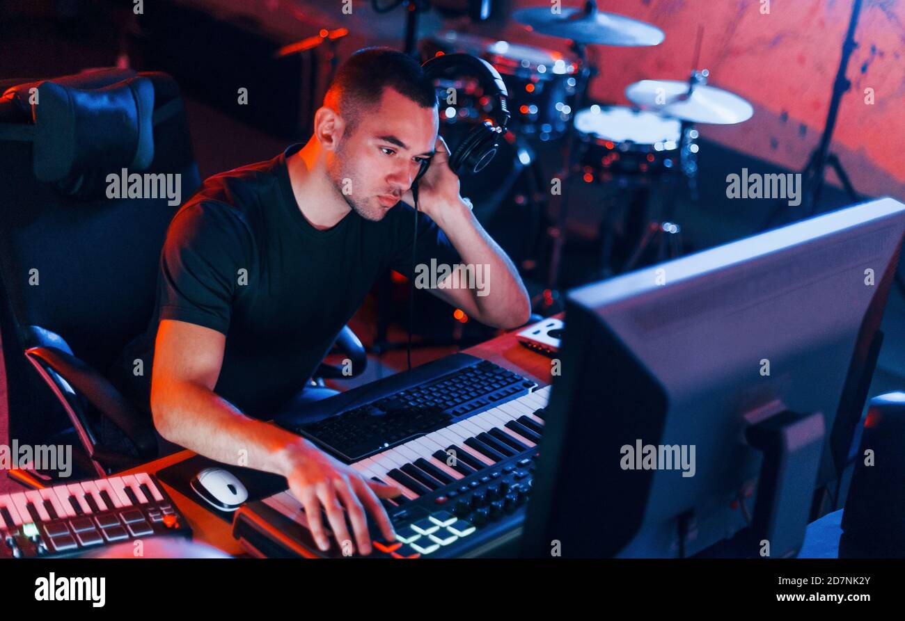 Ingegnere del suono che lavora e mixa musica all'interno dello studio Foto Stock