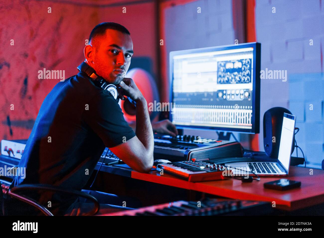 Il ragazzo ha un lavoro con il progetto e la musica mescolando all'interno in studio Foto Stock