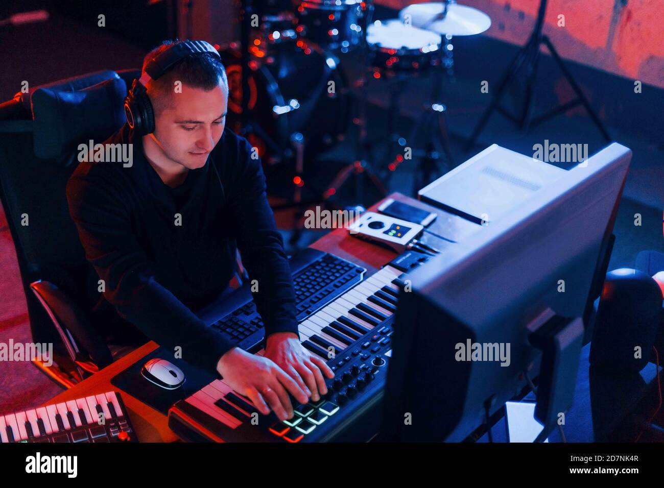 Il ragazzo ha un lavoro con il progetto e la musica mescolando all'interno in studio Foto Stock