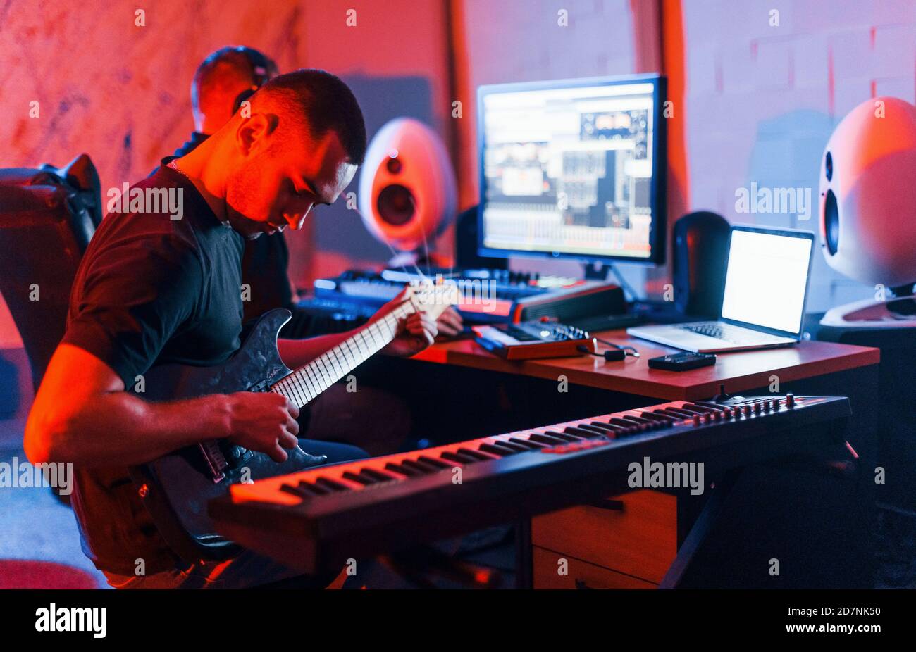 Il ragazzo ha un lavoro con il progetto e la musica mescolando all'interno in studio Foto Stock