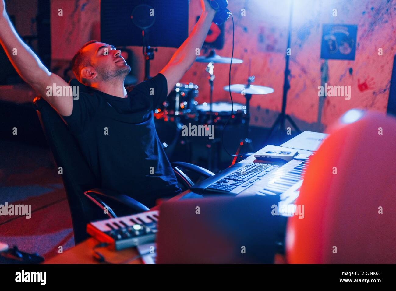 Il ragazzo ha un lavoro con il progetto e la musica mescolando all'interno in studio Foto Stock