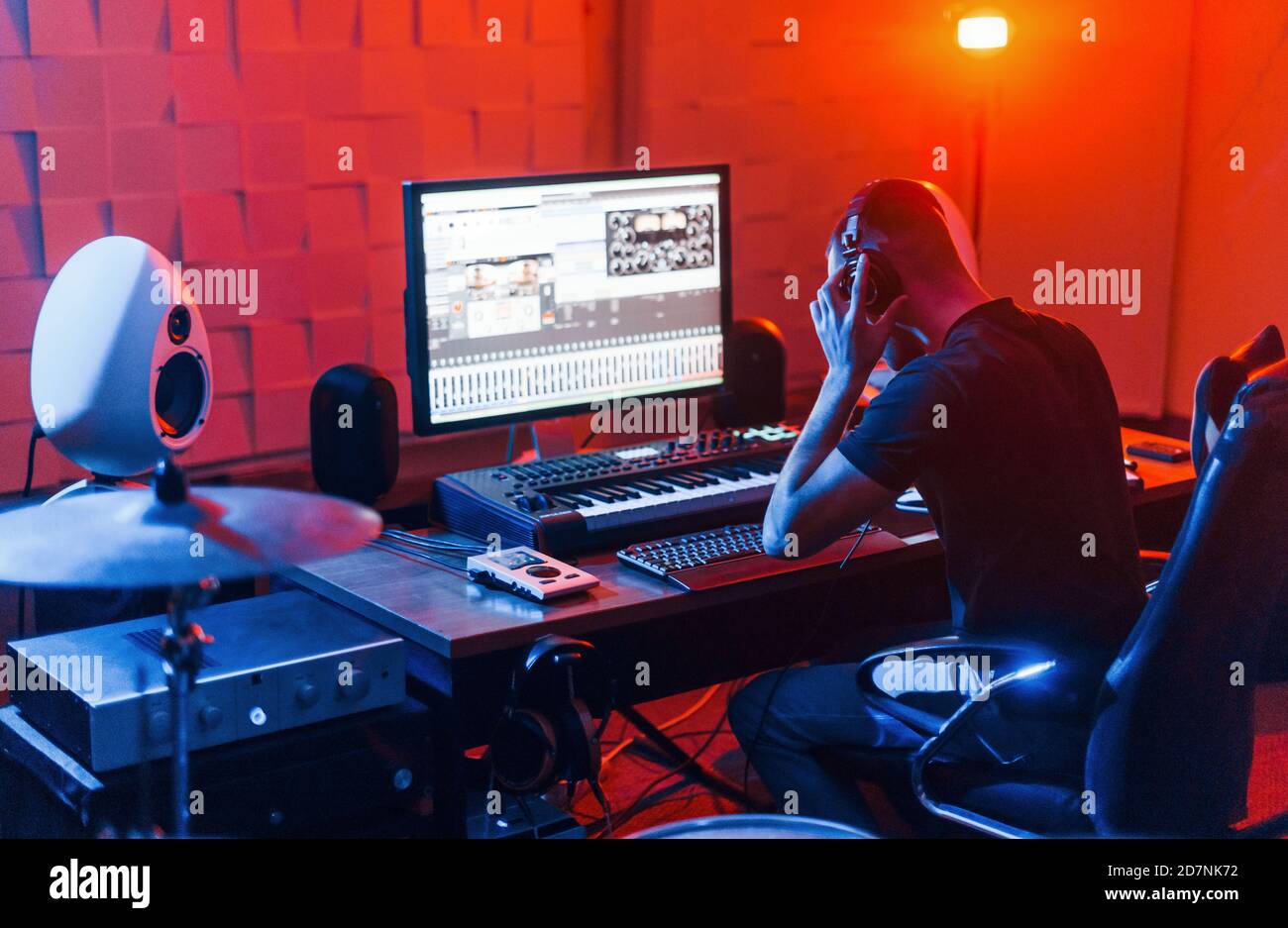 Il ragazzo ha un lavoro con il progetto e la musica mescolando all'interno in studio Foto Stock