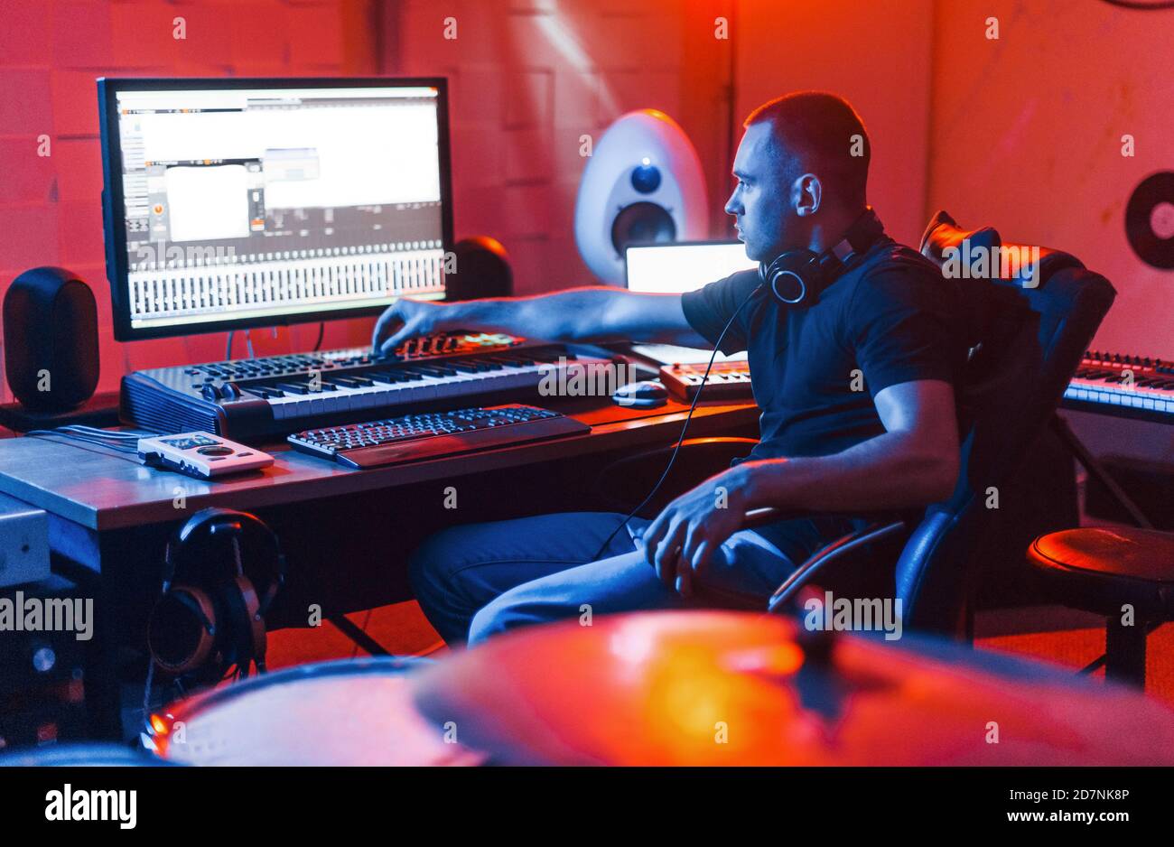 Il ragazzo ha un lavoro con il progetto e la musica mescolando all'interno in studio Foto Stock