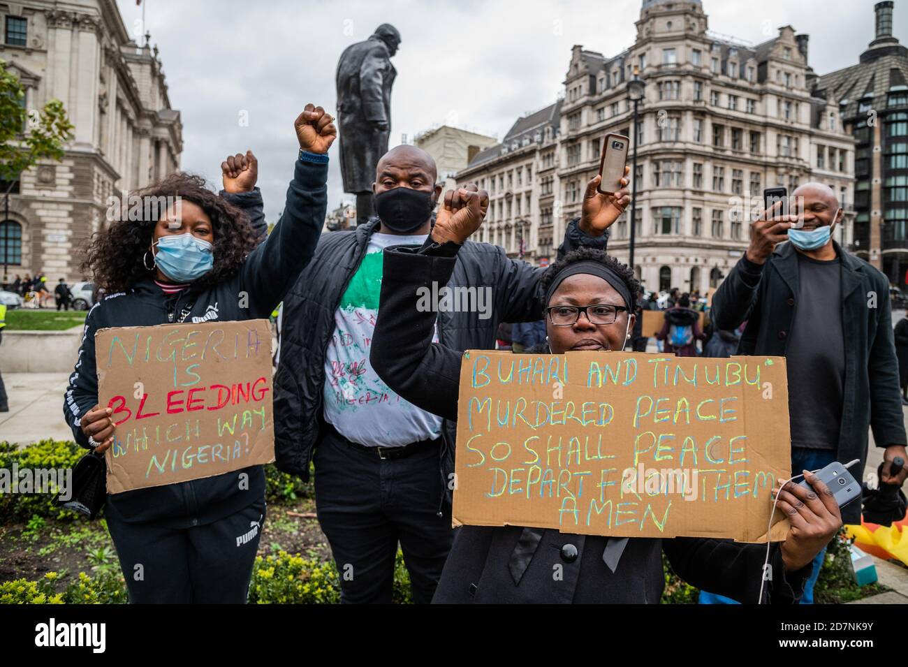 Londra, Regno Unito. 24 Ott 2020. I nigeriani con sede a Londra protestano contro la brutalità della squadra speciale anti-rapina (SARS) della polizia nigeriana. Amnesty International ha confermato di aver avuto prove di un uso eccessivo della forza, causando la morte di alcuni manifestanti al casello di Lekki martedì. Il Presidente Buhari ha sciolto la SARS il 11 ottobre, ma questi manifestanti hanno ancora chiesto le dimissioni. Credit: Guy Bell/Alamy Live News Foto Stock